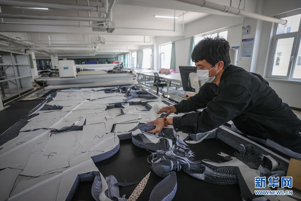 冰火两重天 东北两座城市的“轻量化”转型密码——鞋服加工产业的启示意涵